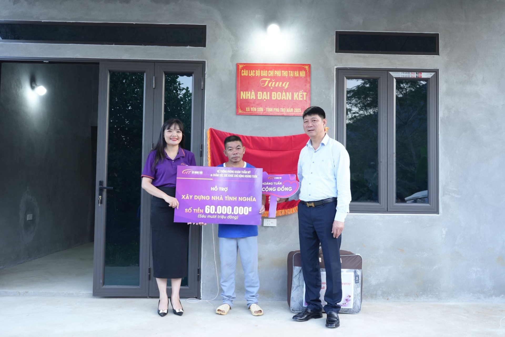 Anh Đinh Hồng Trang nhận căn nhà yêu thương từ đội ngũ Dr. Hoàng Tuấn