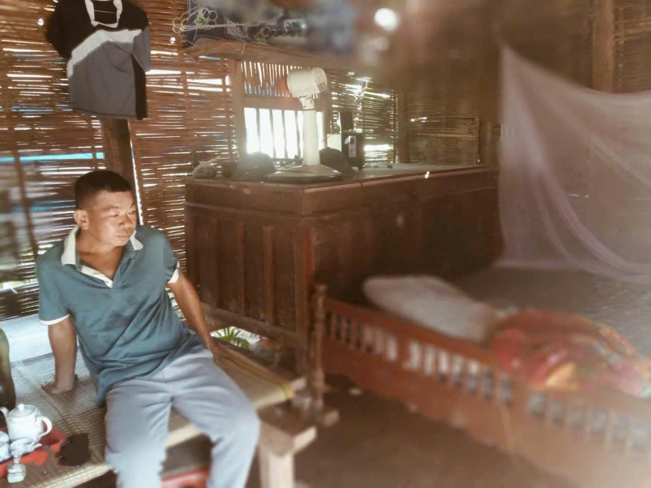 Anh Đinh Hồng Trang sống giữa căn nhà xập xệ trước khi nhận căn Nhà Tình Nghĩa của Dr. Hoàng Tuấn