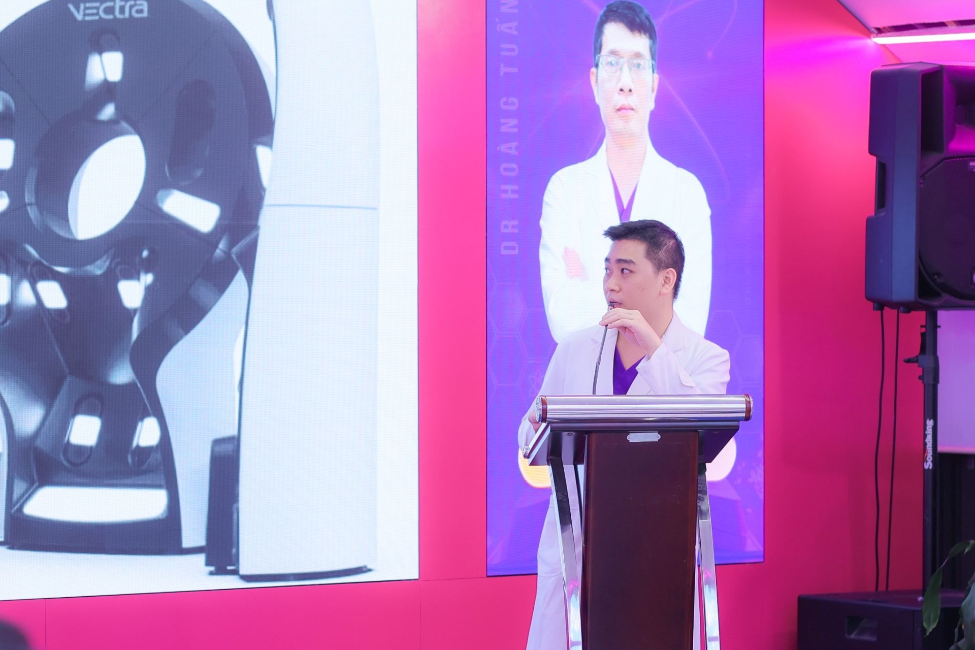 Bác sĩ Hoàng Minh Vương trình bày báo cáo khoa học
Thẩm mỹ Hoàng Tuấn