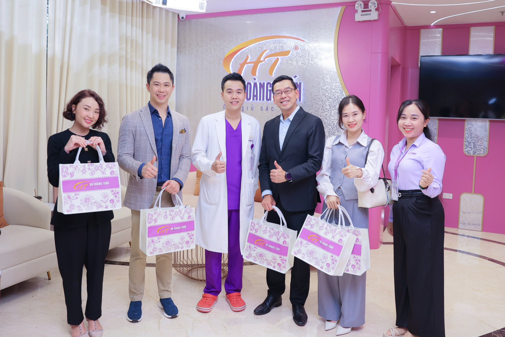 Bản tin tuần Dr Ho&agrave;ng Tuấn số 22 - tuần 5 th&aacute;ng 10/2025: Dr Ho&agrave;ng Tuấn đ&oacute;n đo&agrave;n l&atilde;nh đạo Merz Aesthetics Ch&acirc;u &Aacute; - Th&aacute;i B&igrave;nh Dương
