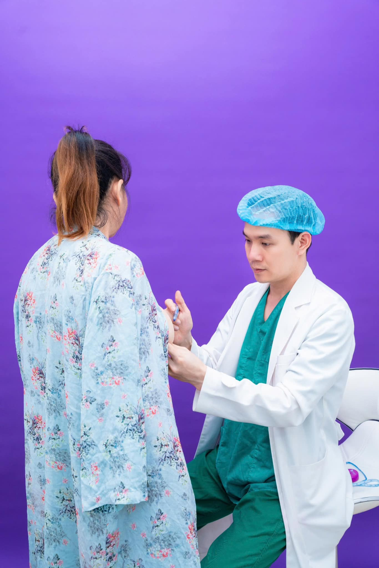 Khi ngực khủng kh&ocirc;ng phải l&agrave; điều may mắn