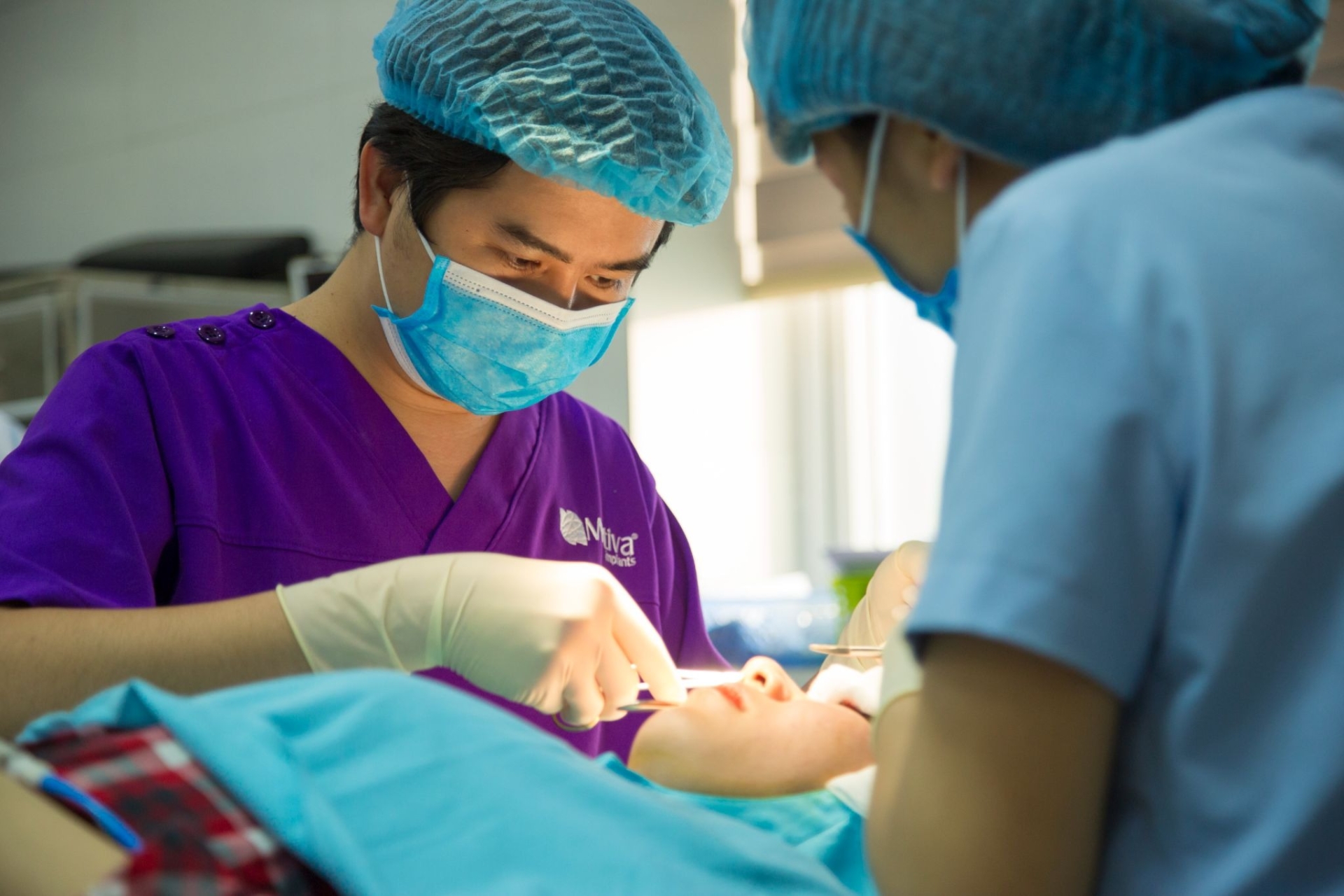 Mở góc mắt có đau không? Giải đáp từ chuyên gia Thẩm Mỹ Mắt Dr Hoàng Tuấn