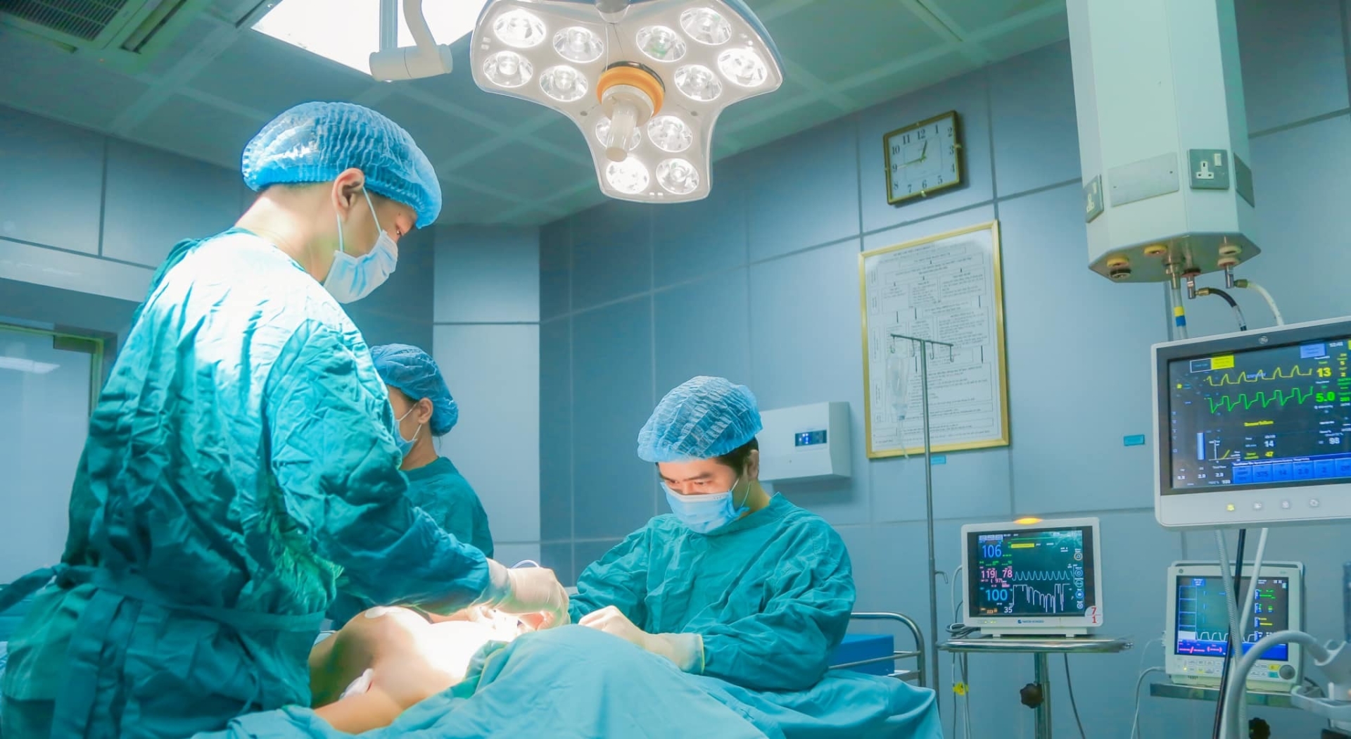 N&acirc;ng ngực bằng phương ph&aacute;p n&agrave;o an to&agrave;n nhất? G&oacute;c nh&igrave;n chuẩn y khoa d&agrave;nh cho chị em đang t&igrave;m hiểu