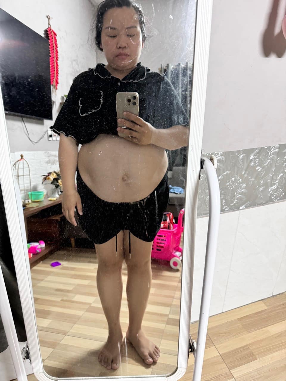 Trước khi gặp B&aacute;c sĩ Ho&agrave;ng Tuấn, Phương Linh từng l&agrave; một mẹ bỉm nặng gần 1 tạ, v&ograve;ng eo 125cm, ngực sa trễ, d&aacute;ng nặng nề, khu&ocirc;n mặt th&ocirc; k&eacute;m duy&ecirc;n.
