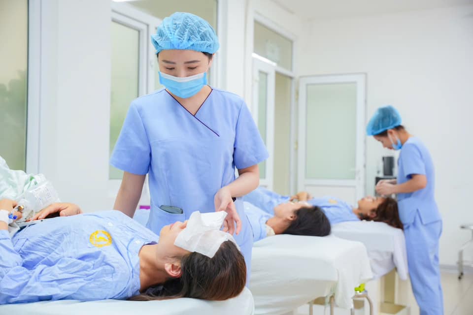 cắt da chùng mí dưới