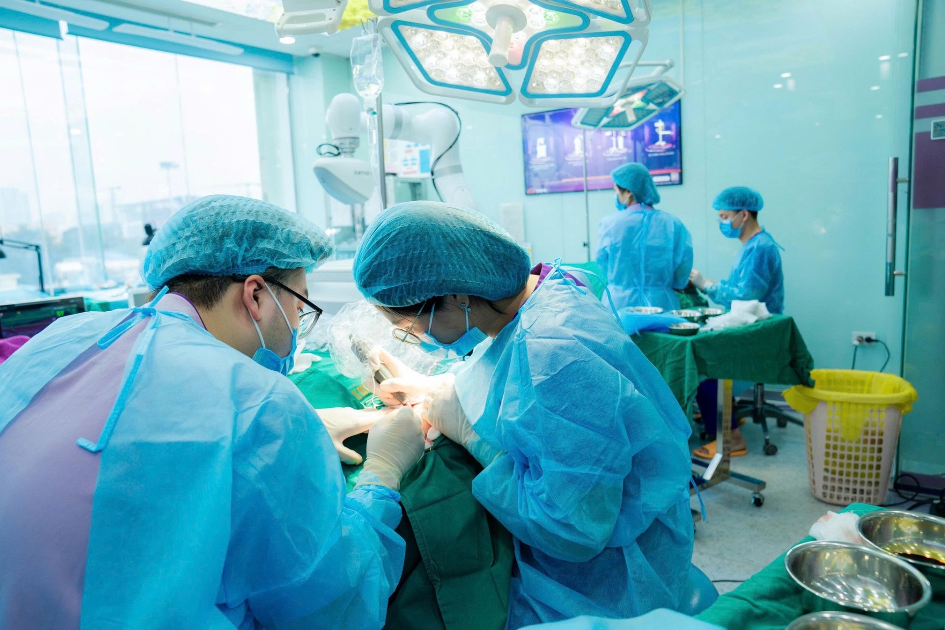 cấy t&oacute;c tự th&acirc;n c&oacute; đau kh&ocirc;ng