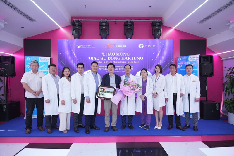 Giáo sư Dong Hak Jung ghé thăm Dr Hoàng Tuấn và có thảo luận chuyên môn với các bác sĩ tại đây
