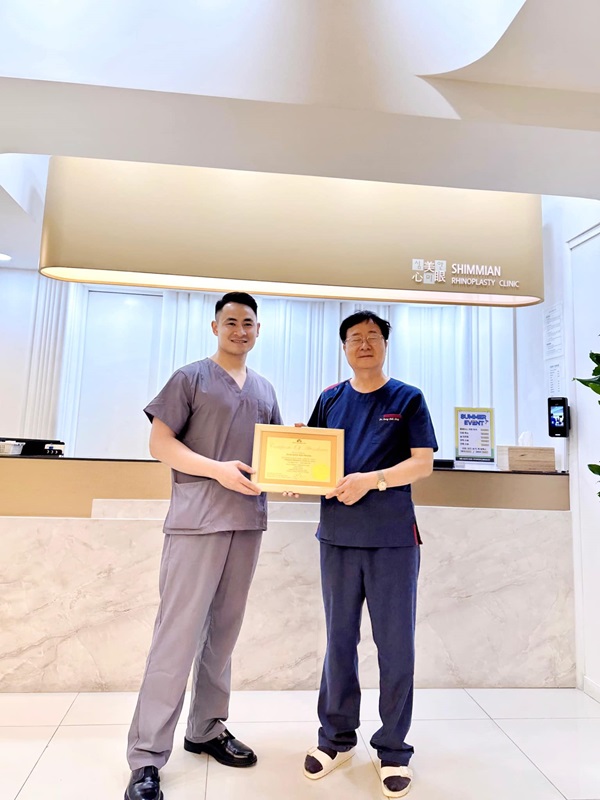 Giáo sư Dong Hak Jung ghé thăm Dr Hoàng Tuấn, trước đó Bs Kim Thành đã sang Hàn Quốc để học tập dưới sự giảng dạy của ông