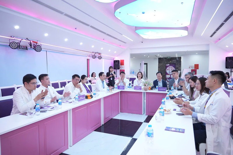 Giáo sư Dong Hak Jung ghé thăm Dr Hoàng Tuấn và có cuộc trao đổi chuyên môn với các Bác sĩ tại đây