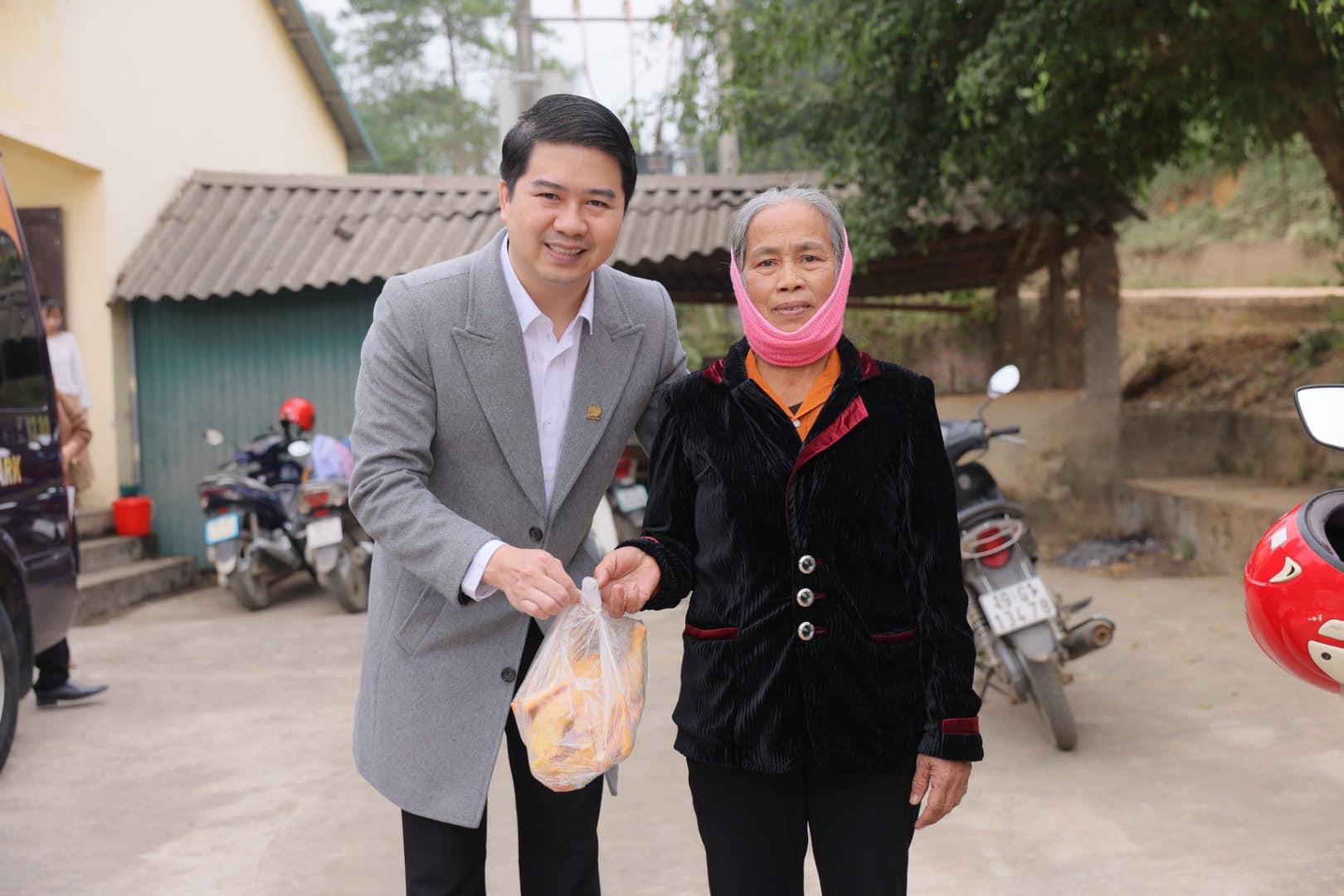 B&agrave; V&acirc;n mang g&agrave; qua biếu b&aacute;c sĩ Ho&agrave;ng Tuấn để n&oacute;i lời cảm ơn b&aacute;c đ&atilde; x&acirc;y cho b&agrave; một ng&ocirc;i nh&agrave; đ&uacute;ng nghĩa &ndash; niềm mơ ước của cả một đời lam lũ.