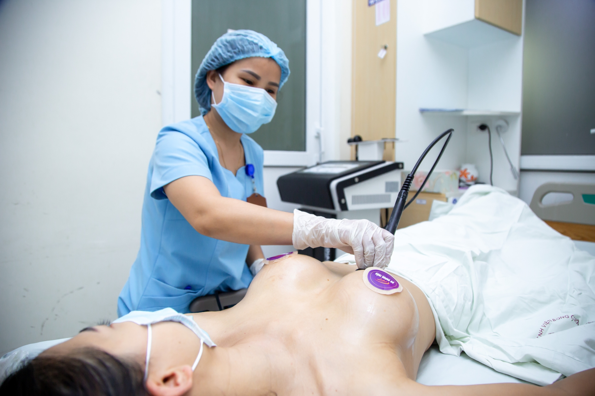 n&acirc;ng ngực qua đường n&aacute;ch c&oacute; để lại sẹo kh&ocirc;ng