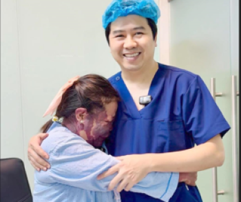 Cái ôm bất ngờ của người phụ nữ bị u máu khổng lồ sau khi được Bác sĩ Hoàng Tuấn điều trị miễn phí và tặng 10 triệu tiền đi lại