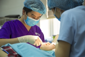 Mở góc mắt có đau không? Giải đáp từ chuyên gia Thẩm Mỹ Mắt Dr Hoàng Tuấn