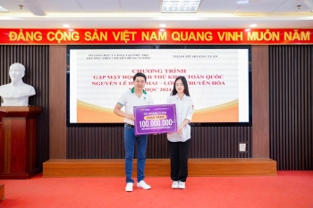 Bác sĩ Hoàng Tuấn tặng thưởng 110 triệu cho thủ khoa Nguyễn Lê Hiền Mai và tài trợ 100 triệu Quỹ Thắp Lửa Chuyên Hùng Vương
